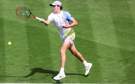 João Fonseca na estreia em Eastbourne contra o belga Zizou Bergs (Foto: Adrian Dennis / AFP)