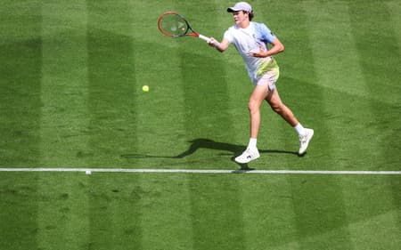 João Fonseca na estreia em Eastbourne contra o belga Zizou Bergs (Foto: Adrian Dennis / AFP)