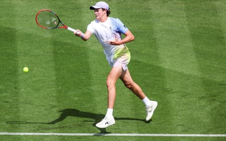 João Fonseca na estreia em Eastbourne contra o belga Zizou Bergs (Foto: Adrian Dennis / AFP)