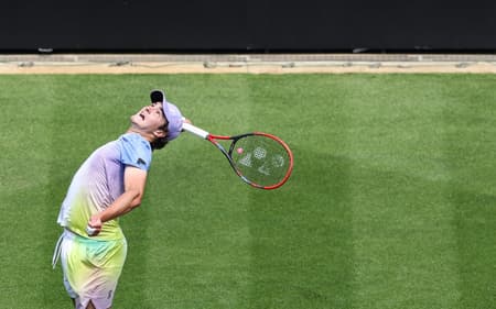 João Fonseca saca na partida contra o belga Zizou Bergs em Eastbourne (Foto: Adrian Dennis / AFP)