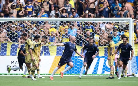Christian Gray comemora gol do Auckland City sobre o Boca Juniors