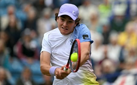 João Fonseca na derrota para Fritz em Eastbourne (Foto: Glyn KIRK / AFP)