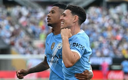 Savinho e Phil Foden comemoram gol do Manchester City contra a Juventus (Foto: Chandan KHANNA / AFP)