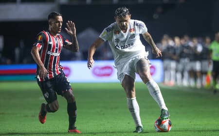 Tiquinho Soares e Igor Vinícius em clássico entre São Paulo e Santos pelo Paulistão deste ano. (Foto: Reinaldo Campos/AGIF)