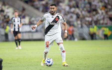 Payet em ação na derrota do Vasco para o Ceará (Foto: Baggio Rodrigues/AGIF)