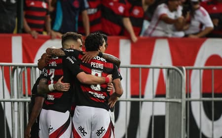 Flamengo comemora gol diante do Táchira