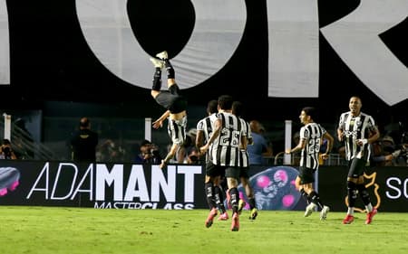 Artur fez o gol do Botafogo contra o Santos (Foto: Maurício de Souza/AGIF)