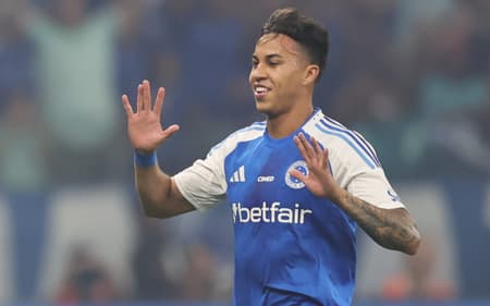 Atacante Kaio Jorge, do Cruzeiro, comemora primeiro gol contra o Palmeiras, no Mineirão (Foto: Gilson Lobo/AGIF)