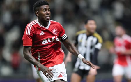 Vitão, zagueiro do Internacional
