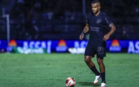 Alex Santana com a bola em jogo do Corinthians. (Foto: Marcello Zambrana/AGIF)