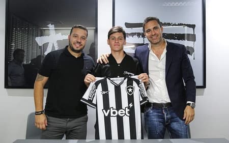 Álvaro Montoro com a camisa do Botafogo (Foto: Henrique Lima / Botafogo)