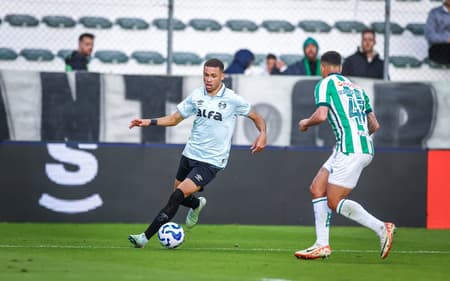 Alysson com a bola na vitória do Grêmio sobre o Juventude. (Foto: Lucas Uebel/Grêmio FBPA)
