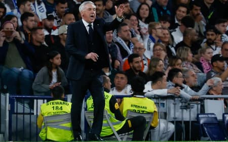 Atual treinador da Seleção Brasileira, Ancelotti orienta jogadores do Real Madrid na vitória sobre o Mallorca, pela La Liga (Foto: Pierre-Philippe Marcou/AFP)