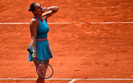 Aryna Sabalenka comemora vitória sobre Zheng Qinwen em Roland Garros (foto: JULIEN DE ROSA / AFP)