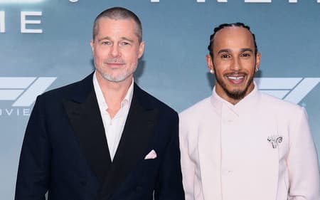 Brad Pitt e Lewis Hamilton na estreia do filme 'F1' na Times Square, em Nova York (foto: Dimitrios Kambouris / GETTY IMAGES NORTH AMERICA / Getty Images via AFP)