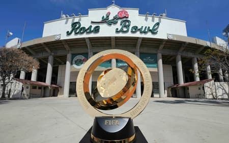 Troféu do Mundial de Clubes da Fifa é exposto no Rose Bowl Stadium (Foto: Reprodução)