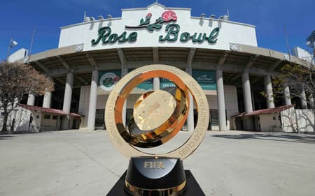 Troféu do Mundial de Clubes da Fifa é exposto no Rose Bowl Stadium (Foto: Reprodução)