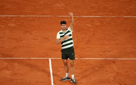 Carlos Alcaraz comemora vitória sobre Tommy Paul em Roland Garros (foto: Dimitar DILKOFF / AFP)