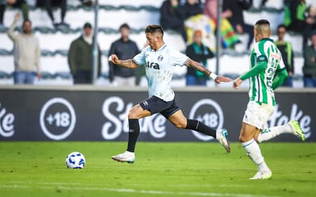 Cristian Olivera com a bola na vitória do Grêmio sobre o Juventude. (Foto: Lucas Uebel/Grêmio FBPA)