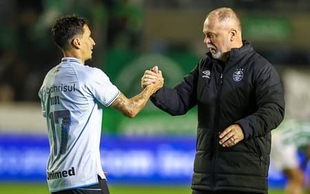 Dodi cumprimenta o técnico Mano Menezes após a vitória do Grêmio sobre o Juventude. (Foto: Lucas Uebel/Grêmio FBPA)