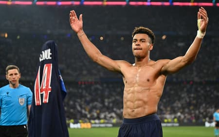Doué comemora seu segundo gol marcado na final da Champions League com o PSG