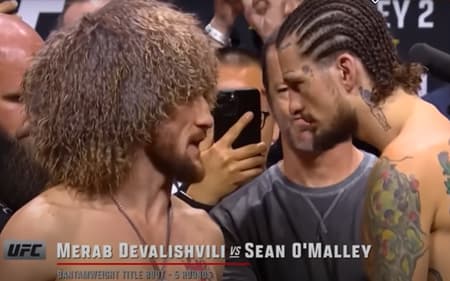 Dvalishvili e O'Malley na encarada do UFC 316 (reprodução YouTube UFC)