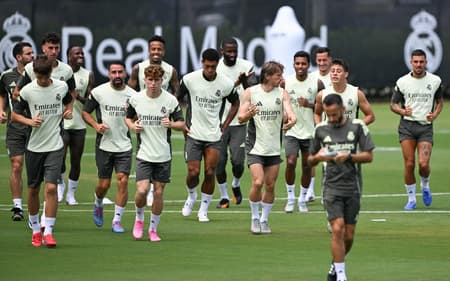 Elenco do Real Madrid durante treino visando a estreia no Mundial de Clubes