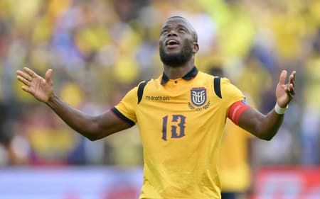 Enner Valencia comemora um de seus gols na vitória do Equador sobre a Venezuela