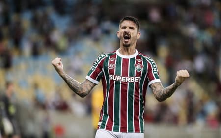 Everaldo comemora seu gol do Fluminense sobre o Sport