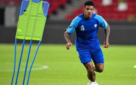 Álvaro Oliveira em treinamento pela seleção dos Emirados Árabes (Foto: Divulgação/UAEFA)