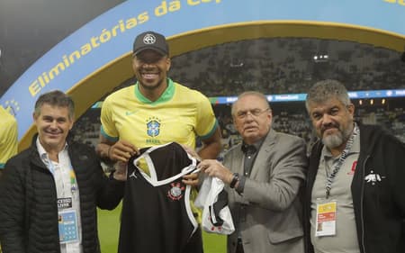 Giannis Antetokounmpo recebe camisa do Corinthians (Foto: José Manoel Idalgo / Corinthians)