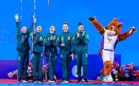 Brasileiras no pódio com a medalha do prata no Mundial Júnior de Ginástica Rítmica (foto: Simone Ferraro/CBG)