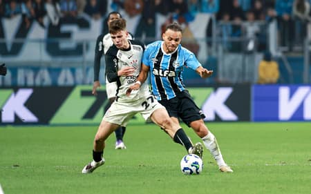 Autores dos gols do jogo, Breno Bidon e Braithwaite disputam bola no empate entre Grêmio e Corinthians. (Foto: Maxi Franzoi/AGIF)