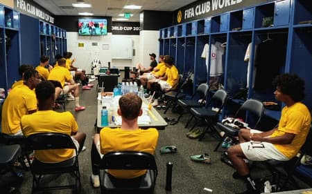 Reservas do Borussia Dortmund ficaram no vestiário (Foto: Divulgação/BVB)
