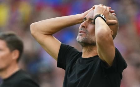 Guardiola coloca as mãos na cabeça durante derrota do Manchester City para o Crystal Palace
