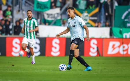 Gustavo Martins com a bola no jogo entre Grêmio e Juventude. (Foto: Lucas Uebel/Grêmio FBPA)