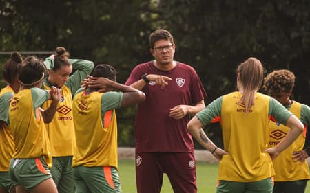 Hoffmann Túlio e jogadoras do Fluminense