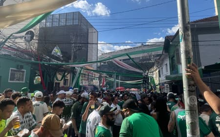 Torcida do Palmeiras nos arredores do Allianz Parque