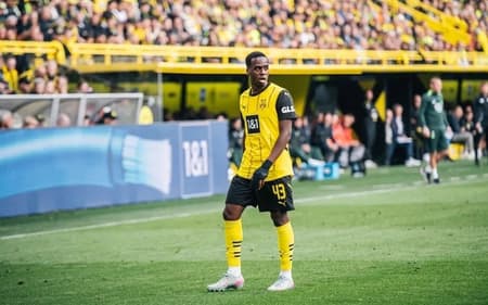 Jamie Gittens em ação pelo Borussia Dortmund (Foto: Hesham Elsherif/NurPhoto via Getty Images)
