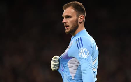 Lucas Perri em ação pelo Lyon contra o Manchester United, pela Europa League