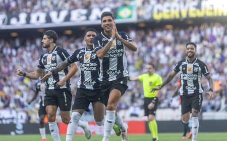 Lucas Mugni comemora seu gol no jogo do Ceará contra o Sport (Foto: Lucas Emanuel/AGIF)