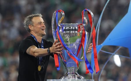 Luis Enrique ao lado da taça da Champions League vencida pelo PSG