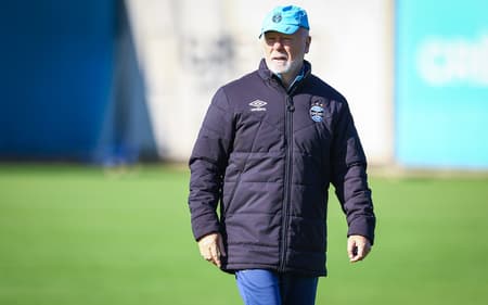 Mano Menezes em treinamento do Grêmio. (Foto: Lucas Uebel/Grêmio FBPA)