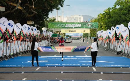 Joshua Kogo venceu os 42K da Maratona do Rio 2025 (foto: Lucas de Oliveira)