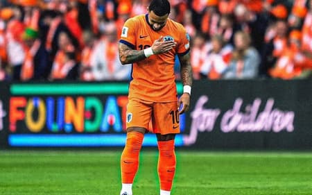 Memphis comemora gol marcado pela Holanda sobre Malta