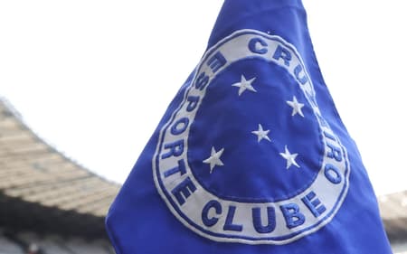 Bandeira do Cruzeiro no escanteio do estadio Mineirao para partida entre Cruzeiro e Vasco pelo campeonato Brasileiro A 2024. Foto: Gilson Lobo/AGIF