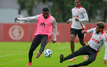 Ramon, lateral-esquero, e Wesley, atacante