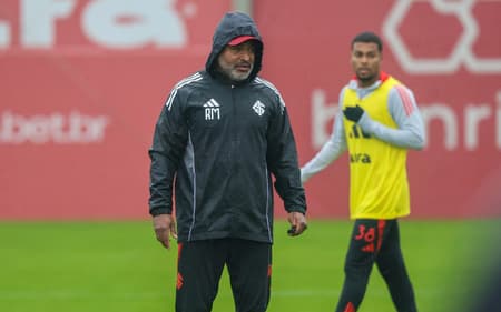 Roger Machado, técnico do Internacional, no treino no CT Parque Gigante