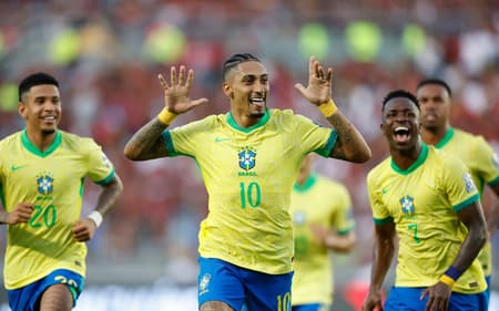 Raphinha comemora gol marcado pelo Brasil contra a Venezuela, pelas Eliminatorias