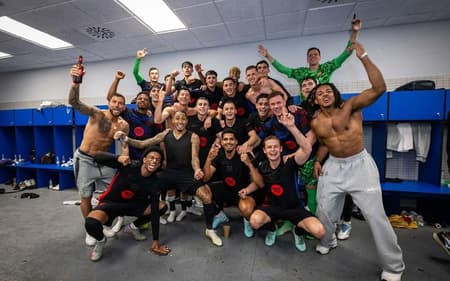Elenco do Barcelona comemora título de La Liga (Reprodução: Raphinha)